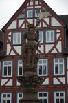 Butzbach, Marktplatz, Brunnen (Detail), Fachwerk