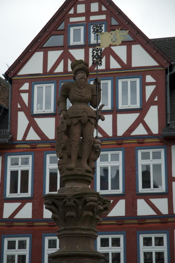 Butzbach, Marktplatz, Brunnen (Detail), Fachwerk