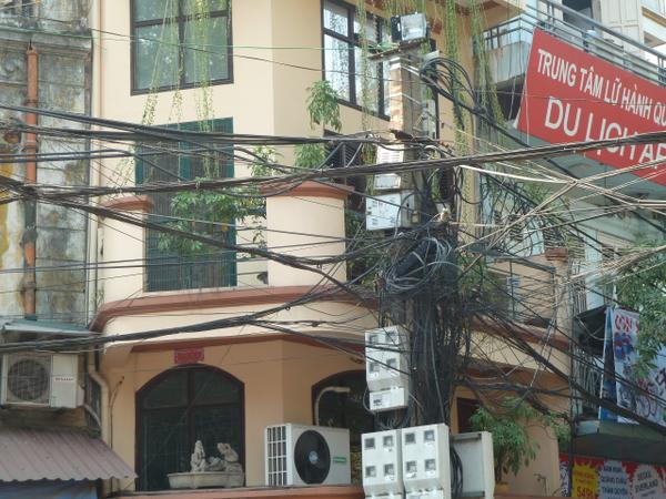 funktionierende Elektroinstallation in Hanoi