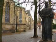 Statue des Clemens August Kardinal Graf von Galen am Dom