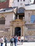Eingang der Kathedrale von St. Stanislaus und St. Adalbert