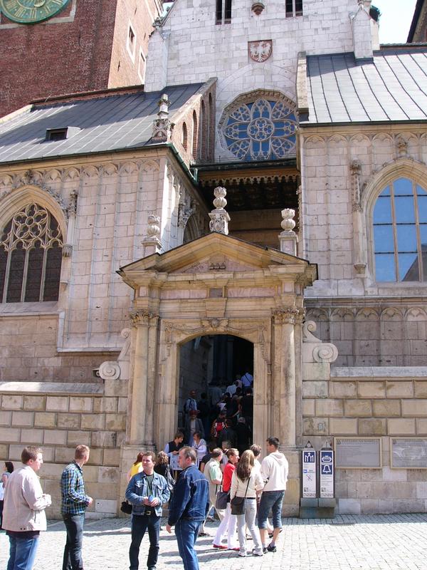 Eingang der Kathedrale von St. Stanislaus und St. Adalbert