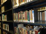 Grimm-Bibliothek: altes Bücherregal