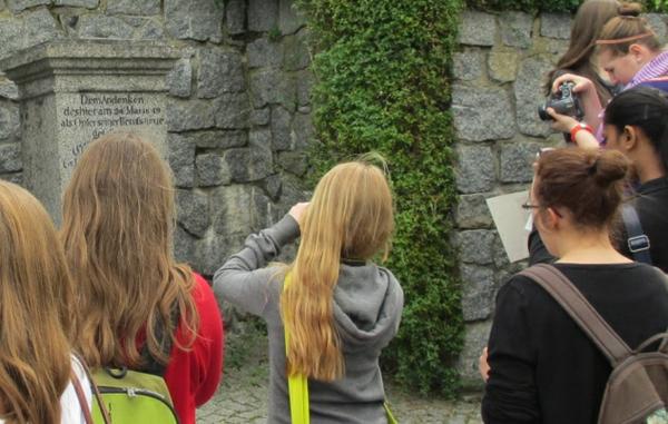 Schüler fotografieren Gedenkstein