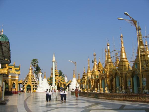Rundgang um die Shwedagon Pagode in Yangon