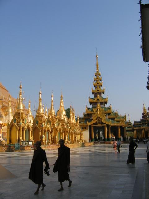 Shwedagon Pagode 1 ( shwe = golden, dagon = Pagode )