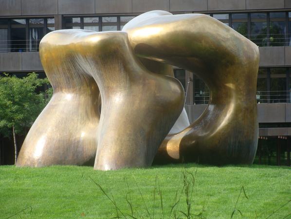 Large Two Forms von Henry Moore 